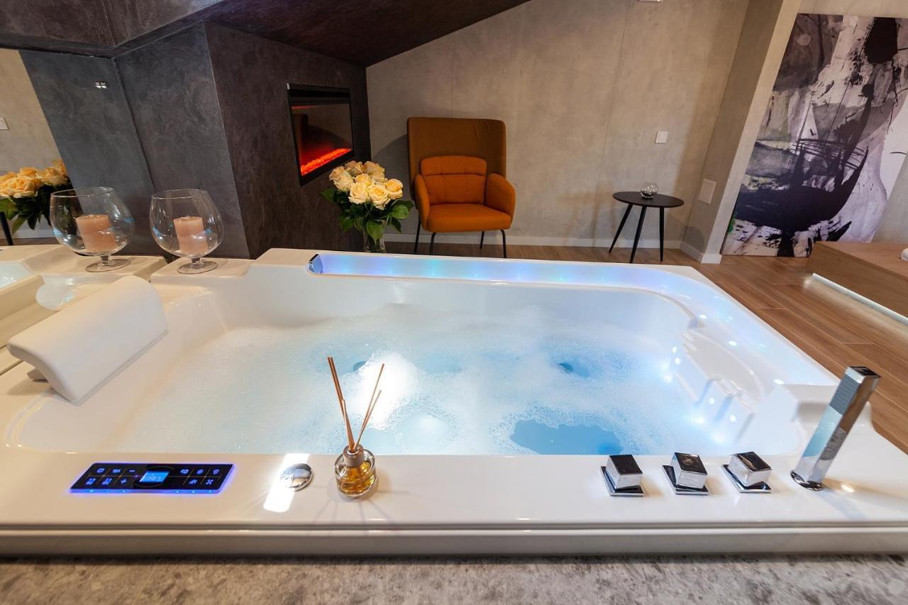 Royal Vip Jacuzzi Apart Львов Экстерьер фото