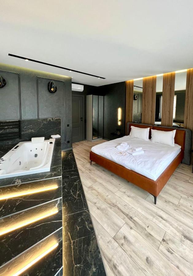 Royal Vip Jacuzzi Apart Львов Экстерьер фото