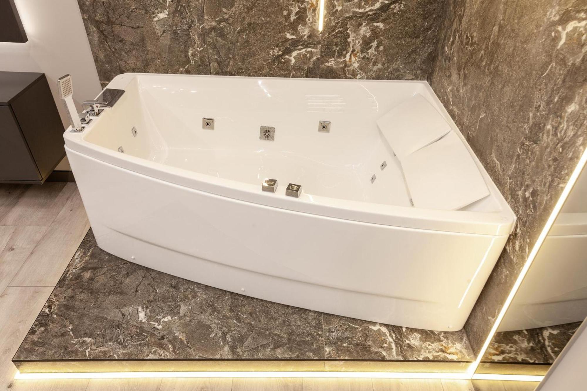Royal Vip Jacuzzi Apart Львов Экстерьер фото